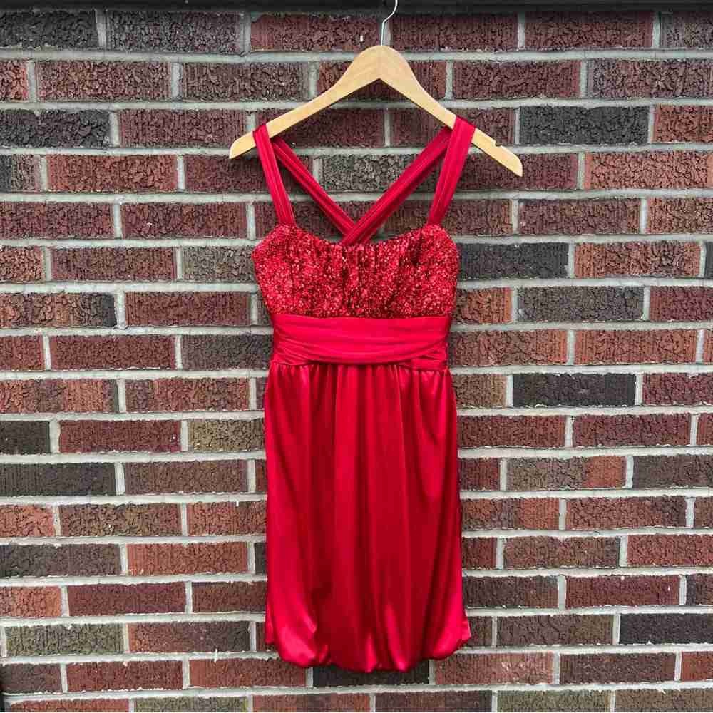 Elegant Red Sleeveless Dress